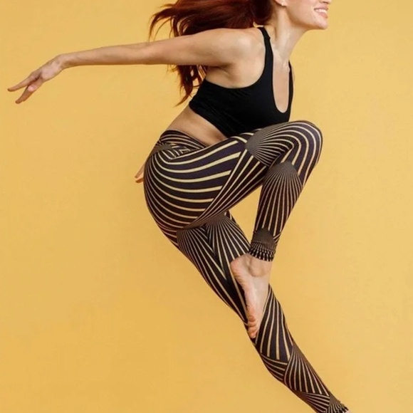 ✨NIYAMA SOL MODERNE BLACK+GOLD HI WAIST BAREFOOT YOGA LEGGINGS - Picture 1 of 7